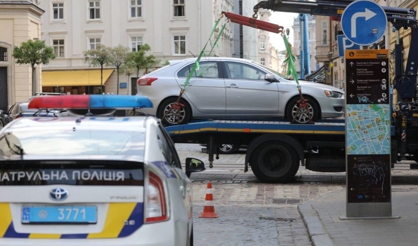 У Львові за неналежне паркування минулого тижня оштрафували майже 7 тисяч водіїв