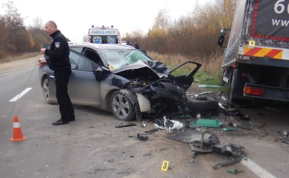 У Львівському районі внаслідок автозіткнення травмований водій легковика