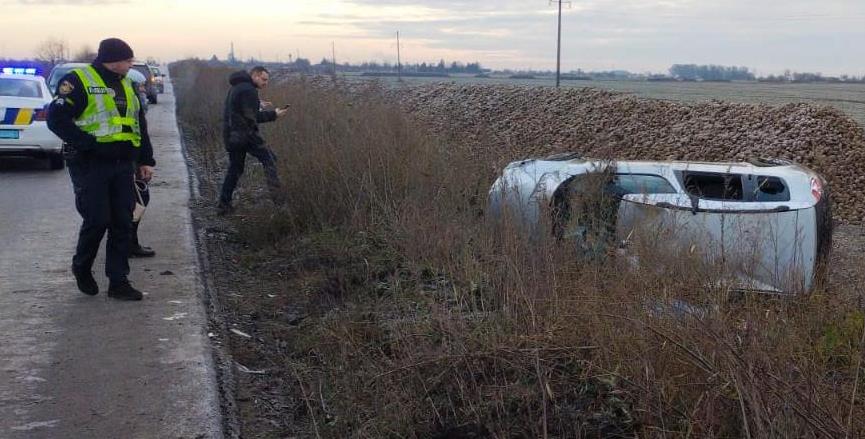 На Львівщині «Шкода» з’їхала в кювет і перекинулася, загинула 12-річна пасажирка