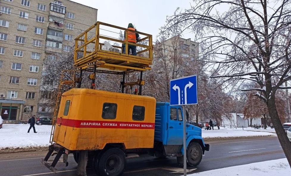 Аварійні служби Львівелектротрансу працюють над відновленням тролейбусного руху