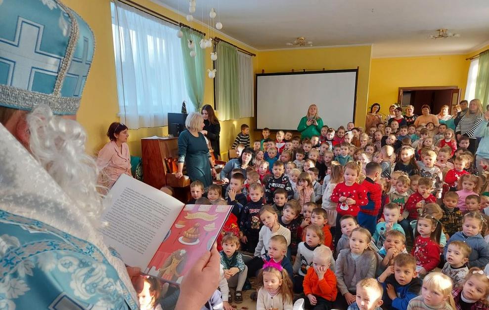 Сьогодні тисячі діти в школах, садочках і лікарнях Львова читали різдвяні казки