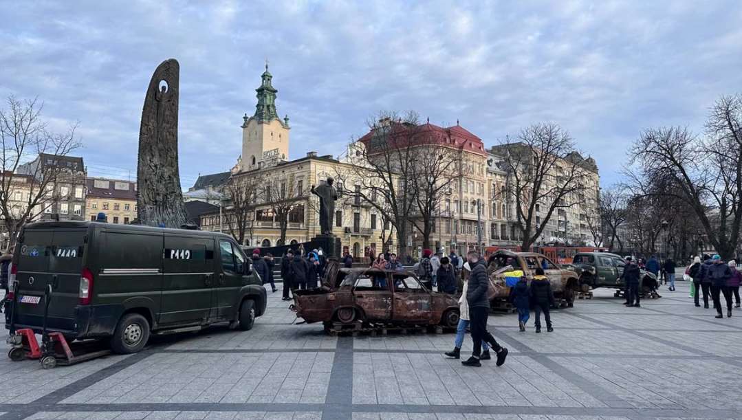 У центрі Львова експонують виставку розстріляних пікапів