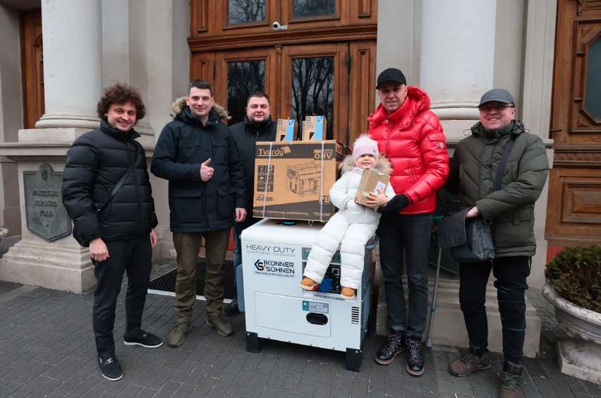 Благодійники передали генератори та термобілизну для військових