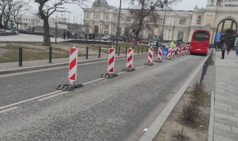 На пл. Двірцевій встановили делініатори, щоб унеможливити паркування на проїзній частині