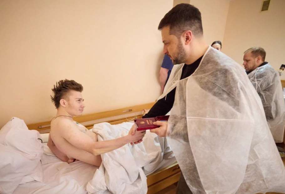 Володимир Зеленський відвідав поранених військових у львівському госпіталі