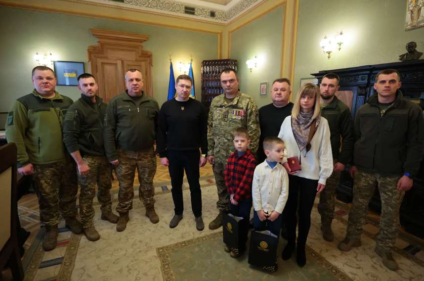 Двох воїнів із 103-ої бригади Сил ТрО ЗСУ відзначили державними нагородами