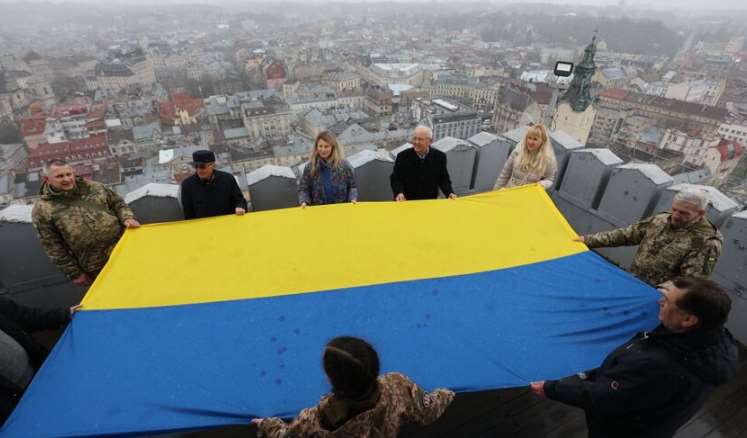 Над вежею львівської Ратуші урочисто підняли національний прапор
