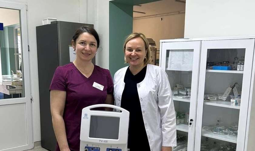 Обласна дитяча лікарня «ОХМАТДИТ» отримала портативний апарат ШВЛ та систему терморегуляції