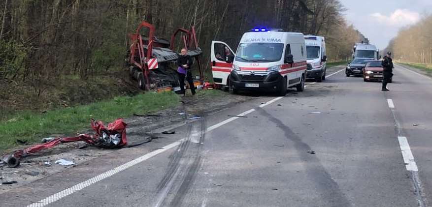 На Львівщині внаслідок потрійної ДТП загинув водій легковика