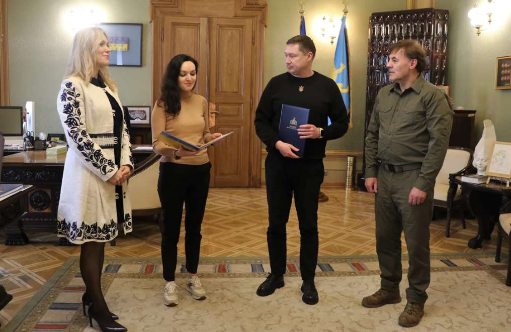Максим Козицький вручив двом волонтерам нагороди від Верховної Ради України