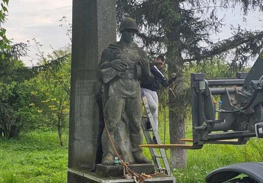 На Львівщині демонтували ще чотири об‘єкти радянської пропаганди