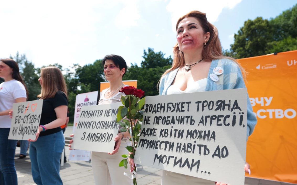 «Поруш тишу»: у Львові відбувся перформанс до Міжнародного дня боротьби зі сексуальним насильством в умовах війни