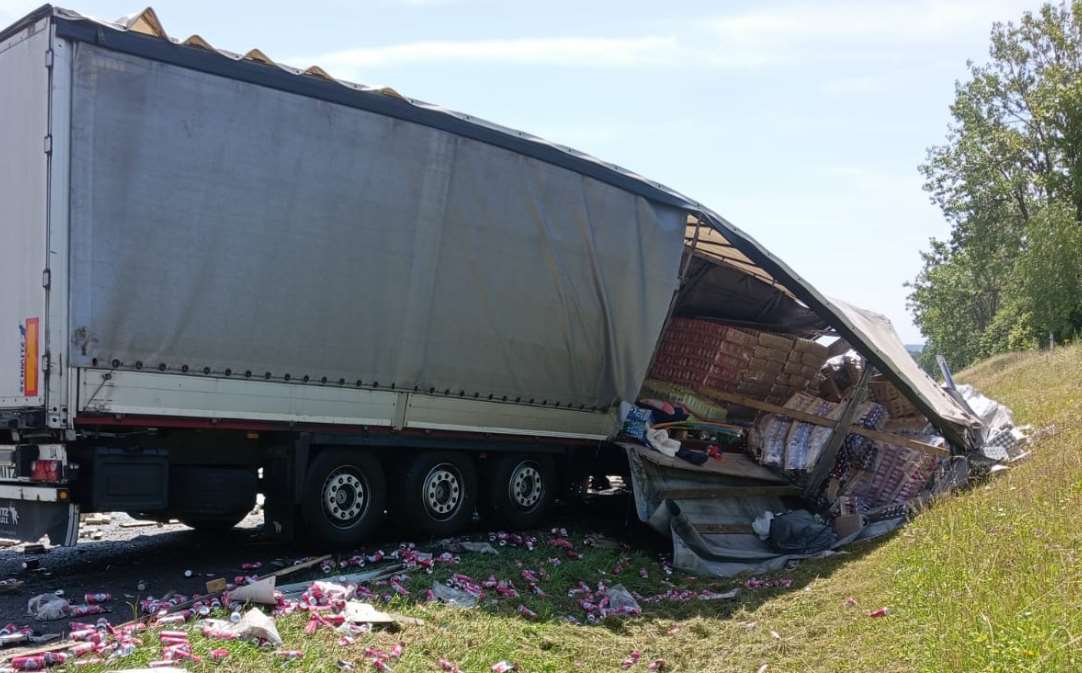 На Львівщині зіткнулись дві вантажівки, є травмовані