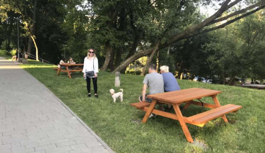 Столи та лавки у парках Львова: в місті триває облаштування вуличних меблів
