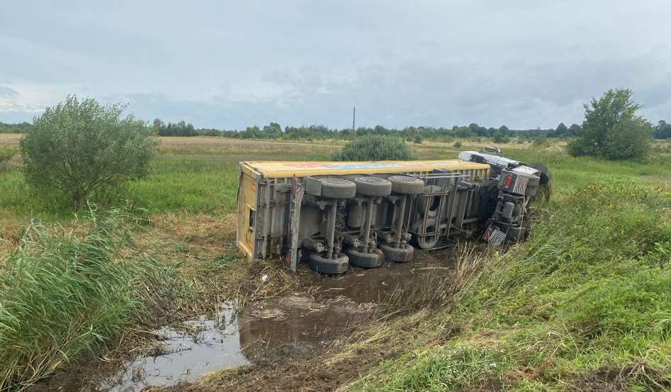 Внаслідок зіткнення з вантажівкою травмований водій легковика