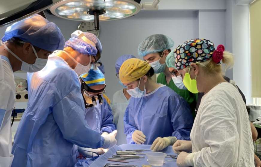 У Львові американська хірургиня українського походження лікувала дітей з вадами обличчя