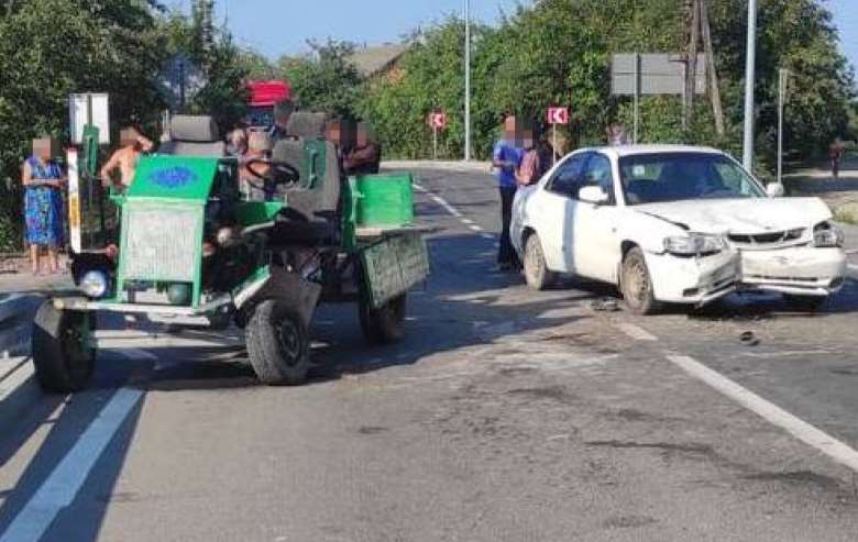 На Львівщині внаслідок зіткнення з автомобілем травмовані водій та пасажир трактора