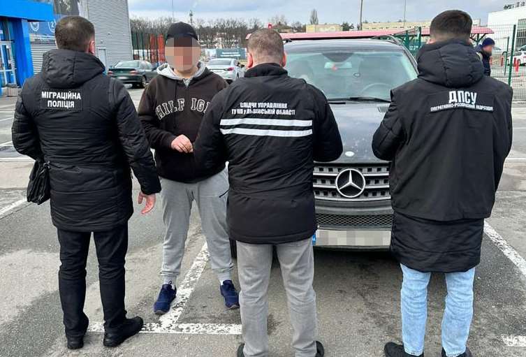 На Львівщині правоохоронці припинили діяльність злочинної групи, учасників якої підозрюють в організації незаконного переправлення чоловіків через кордон