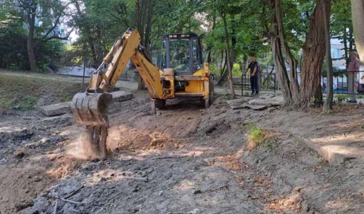 Ставок на вул. Тернопільській очищують від сміття