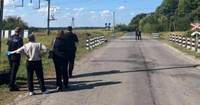 Поліцейські розслідують обставини загибелі 16-річної студентки внаслідок наїзду потяга на Львівщині