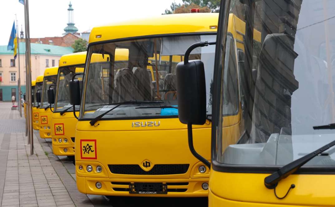 Дев’ять нових шкільних автобусів поїхали у громади Львівщини