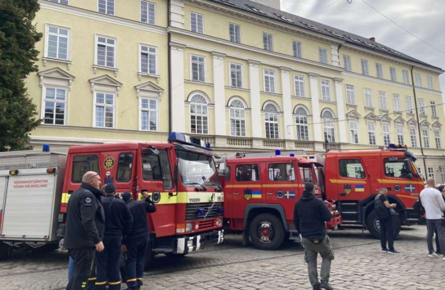 Шведські благодійники передали українцям пожежні автомобілі та швидкі