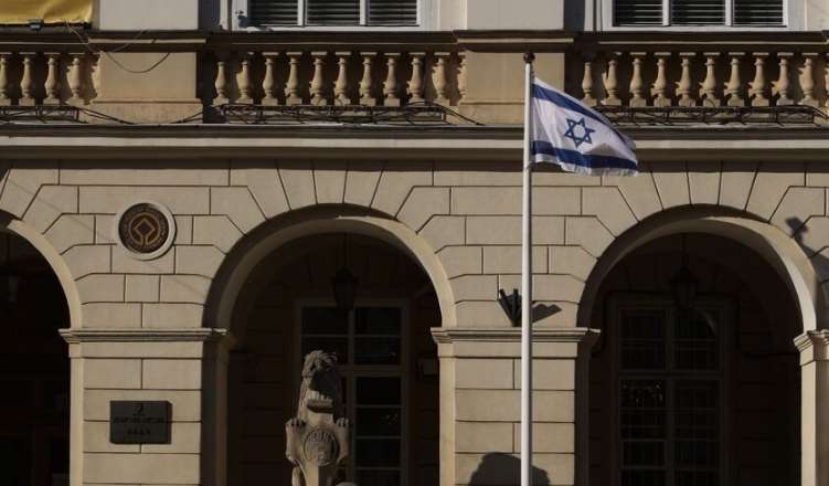 Біля мерії Львова вивісили прапор Ізраїлю на знак солідарності