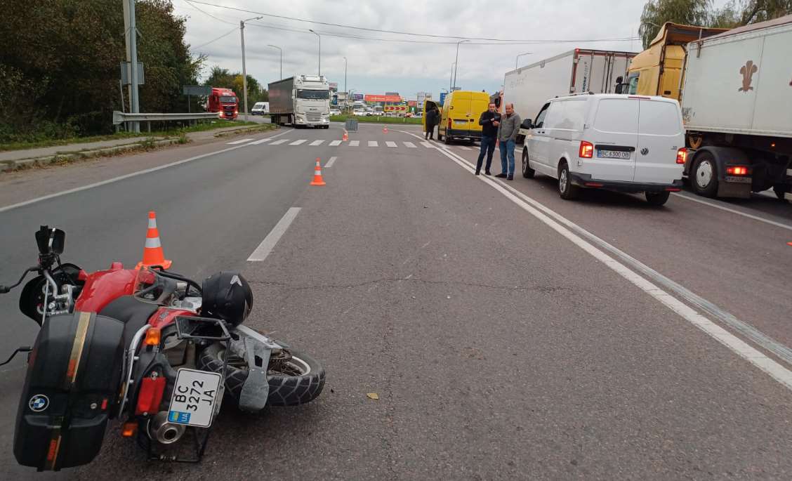 На Львівщині мотоцикліст зіткнувся з двома мікроавтобусами