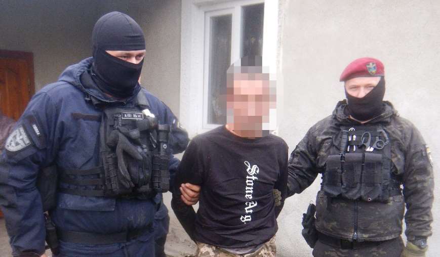 У Львівському районі поліцейські затримали зловмисника, який завдав численні ножові поранення односельчанину