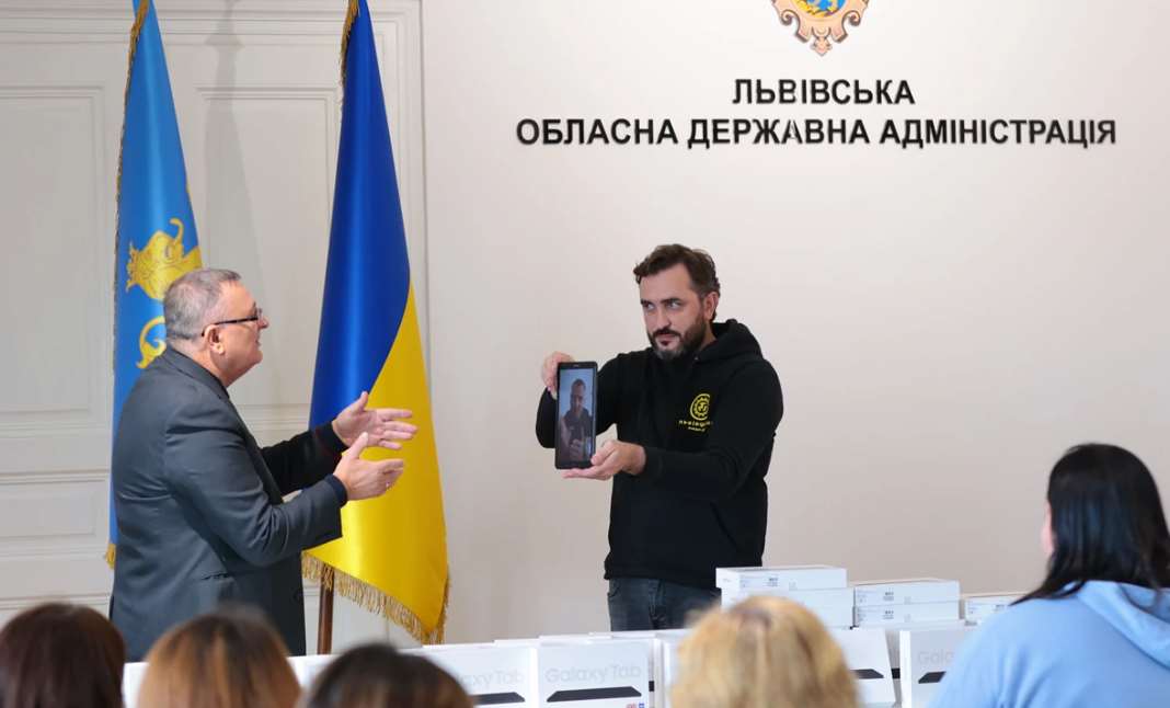 Нові планшети для роботи з людьми з вадами слуху отримали ще 40 ЦНАПів Львівщини