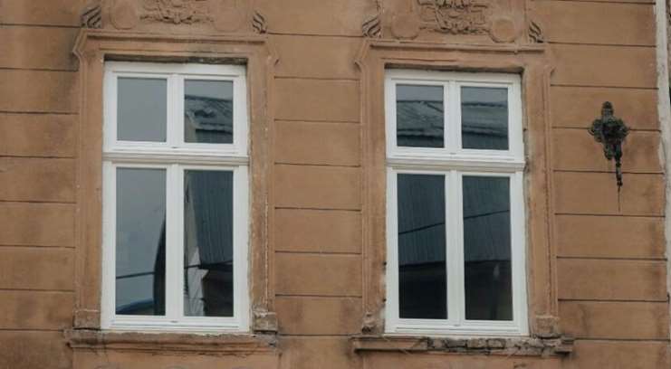 У Львові в історичному будинку два пластикові вікна замінили на дерев’яні