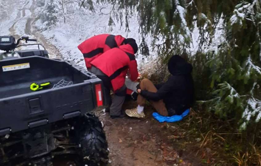 На Стрийщині рятувальники допомогли туристу, що травмував ногу під час підкорення гори Погар