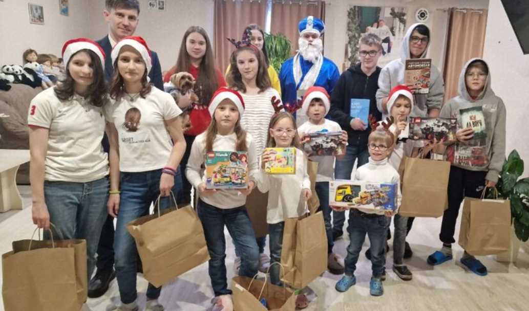 Місто подарувало дарунки від святого Миколая дітям, які особливо цього потребують
