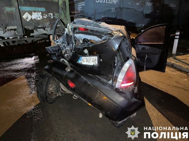 У Львові автомобіль зіткнувся з потягом: травмувалися дві людини