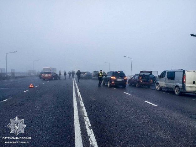 На мосту у Львові – масова аварія, зіштовхнулися близько 25 машин