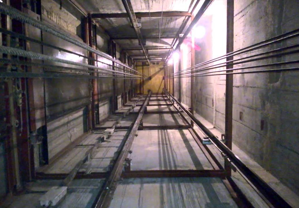 У Львові чоловік впав у шахту ліфта