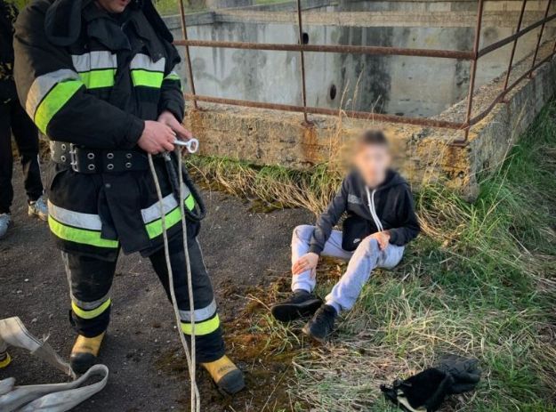 На Львівщині 13-річний хлопець впав у каналізацію