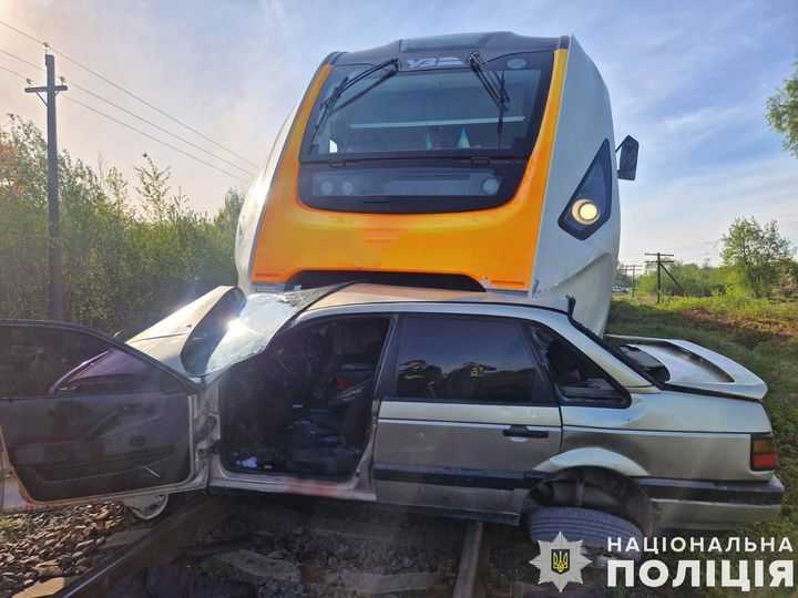 На Львівщині дизель-потяг зіткнувся з легковиком