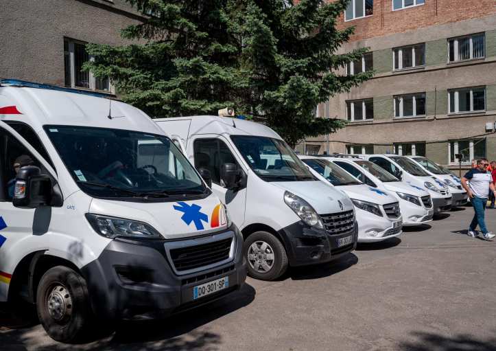 Львівщина отримала від Франції 9 автомобілів швидкої допомоги