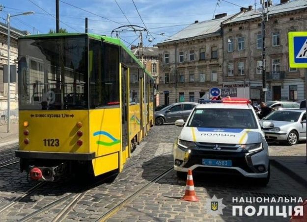У Львові трамвай переїхав пенсіонерку
