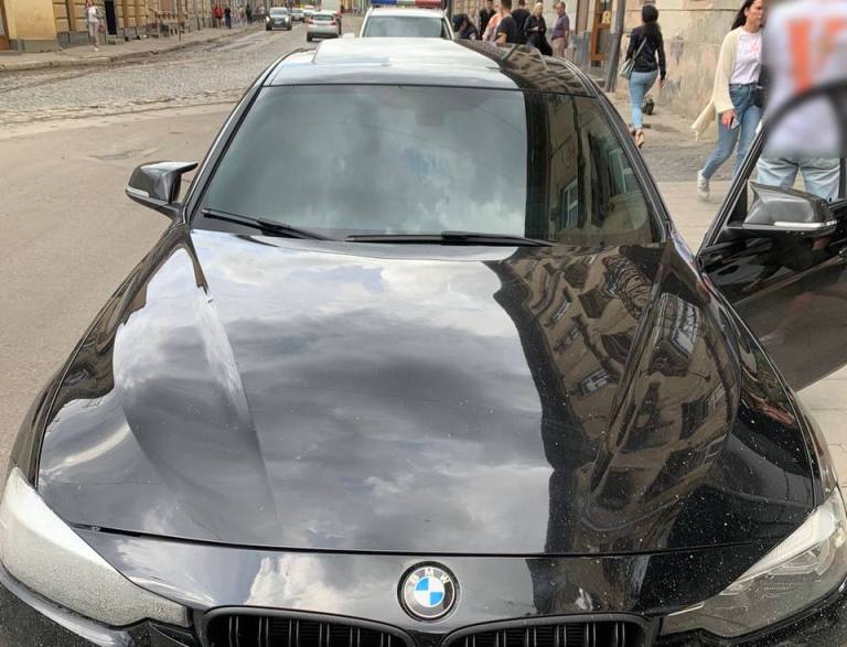 У центрі Львова зупинили 14-річного підлітка за кермом BMW