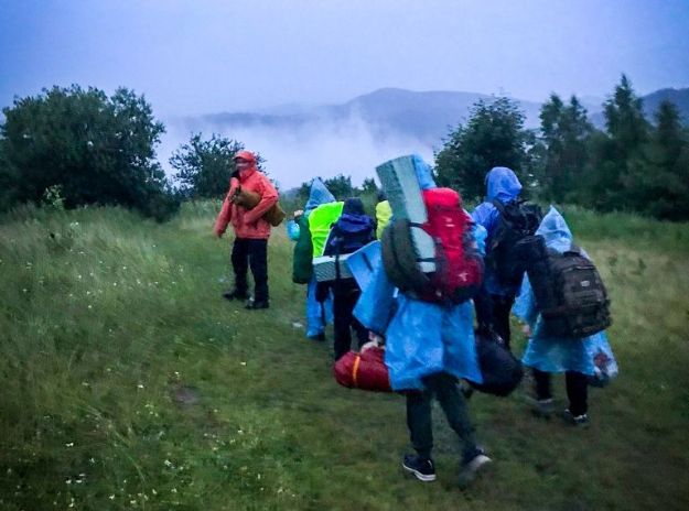 На Львівщині туристична група з 16-ма дітьми застрягла у горах через негоду