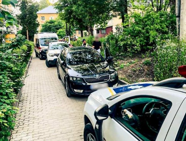 У Львові екстрені служби не змогли доїхати на виклик через припарковане авто