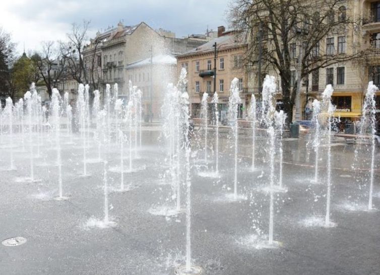 У Львові перед оперним театром не працюватиме фонтан