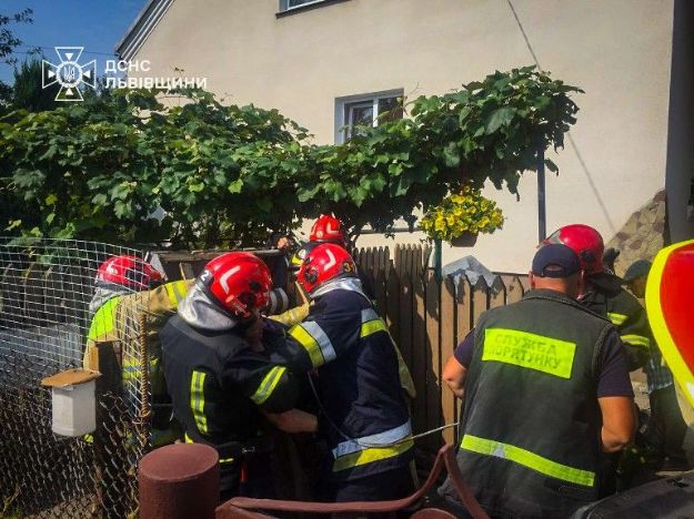 На Львівщині рятувальники витягнули жінку з криниці