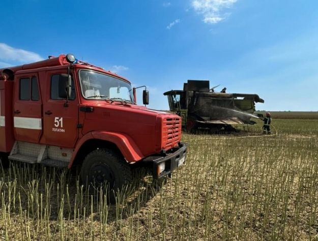 На Львівщині в полі загорівся комбайн