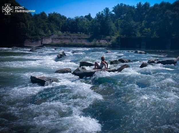 На Львівщині відпочивальниця застрягла посеред річки