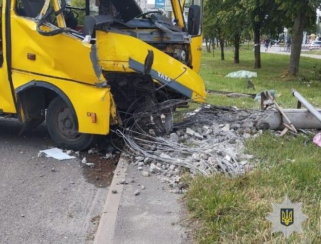 Масштабна ДТП у Львові: маршрутка влетіла у стовп, девʼятеро постраждалих