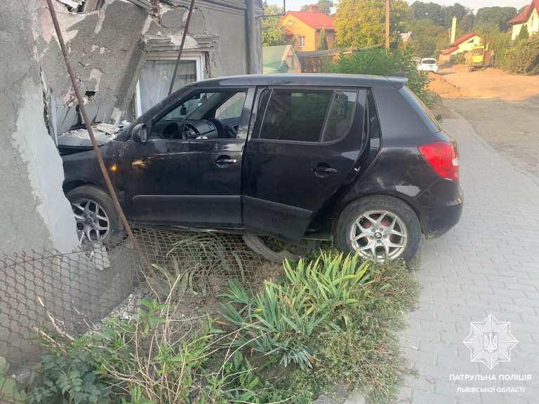 У Львові водійка авто під наркотиками в’їхала у будинок і розтрощила стіну