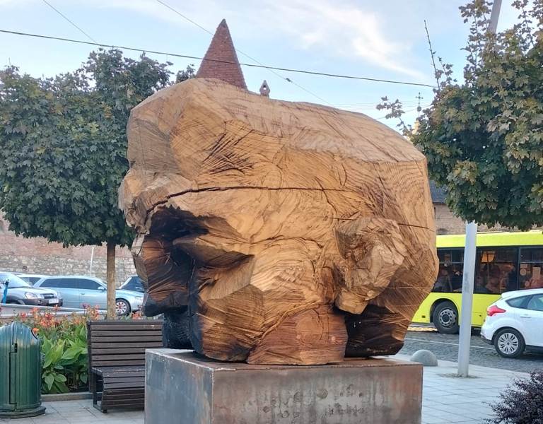 В центрі Львова встановили скульптуру «Відвага»